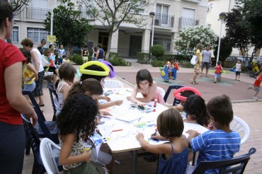 Los niños disfrutaron de una tarde de talleres y actividades en la Plaza Joan Fuster.