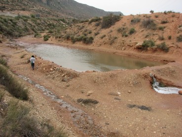 La fuente del agua salada de Salinetas está próxima al mojón de los tres terminos de Elda, Petrer  y Novelda.