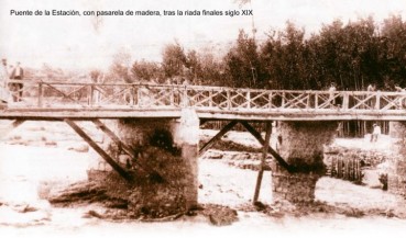 Puente de la estación, con pasarela de madera, tras la ríada de 1885.