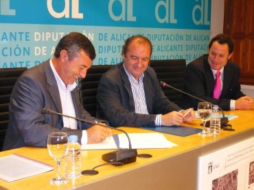 Satisfacción en los rostros de Pascual Díaz, José Joaquín Ripoll y Fernando Modrego mientras sellaban el convenio con su firma.