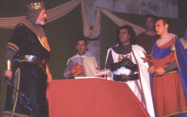 El cantant petrerí Alejandro Canals, vestit de templer, en una escena del Tractat del 2008.