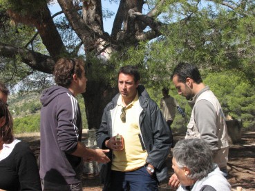 En la foto, de izquierda a derecha, Luis H. Villaplana, presidente de la asociación; José María Pallarés, encargado de la CAM del seguimiento del proyecto, y Néstor Rico, miembro de la asociación responsable del proyecto Volcam.