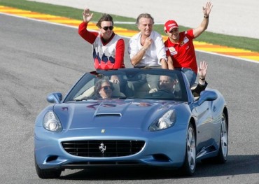 Estas fotos del presidente de la Generalitat, Francisco Camps, y la alcaldesa de Valencia, Rita Barberá, a bordo de un Ferrari en el circuito de Cheste levantó airadas críticas de todos los partidos de la oposición en la Comunidad Valenciana.