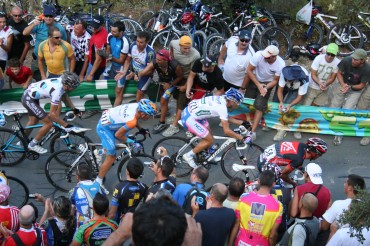 La Vuelta a España afrontó los duros repechos del Xorret de Catí rodeados por cientos de aficionados.
