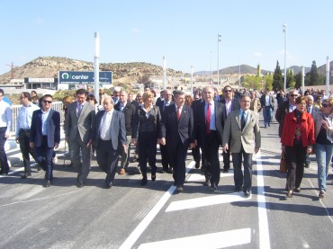 Concejales, alcaldes, senadores y diputados acompañaron la inauguración del puente sobre la Rambla dels Molins.