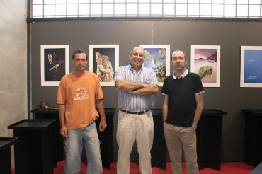 José Benito Ruiz posa en Elda con dos miembros de las asociaciones promotoras del encuentro, Amigos del Valle de L'Avaiol de Petrer y Mosaico de Elda.