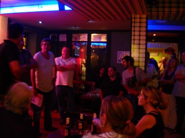 Presentación en Coloseo Bar con parte del equipo de redacción de la revista.