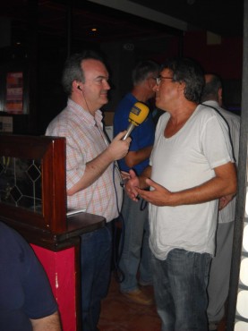 El periodista Vicente Deltell atendiendo a los medios.