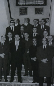 La corporación municipal en la escalinata principal del Ayuntamiento (año 1964).