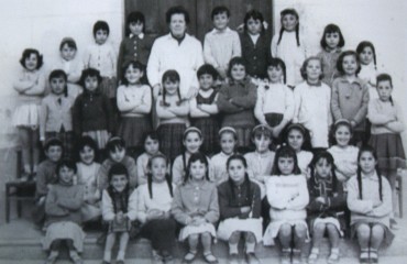 Grupo escolar de niñas con la maestra Dª Josefa (comienzos de los sesenta).