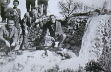 Agua brotando del manantial de El Esquinal (año 1966).