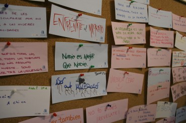 Mensajes escritos por los alumnos del IES Azorín contra la violencia de género.