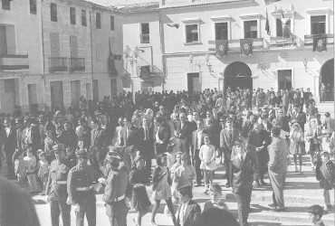 25 de octubre de 1964. Día de San Crispín en la Plaça de Baix. Fotografía de "500 fotos para el recuerdo".