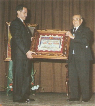 Hipólito Navarro recibiendo el título de Hijo Predilecto de Petrer de manos del alcalde Vicente Maestre.