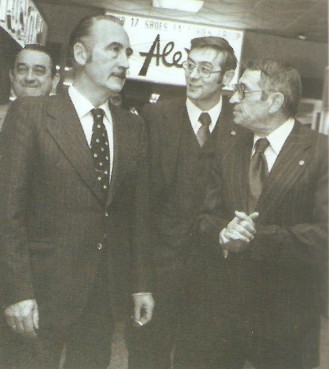 Juan Ramón, en medio entre varias autoridades, durante su etapa de director de la FICIA.