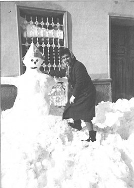 Maruja Requena posa junto a un muñeco de nieve en la calle Médico Luis Sempere en los años 60