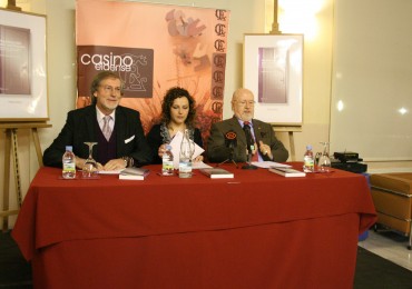 El concejal de Cultura de Elda, José Mateos, la autora Gabriela Quirante y el poeta eldense Antonio Porpetta