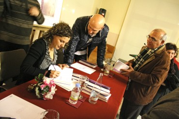 Gabriela Quirante durante la firma de libros