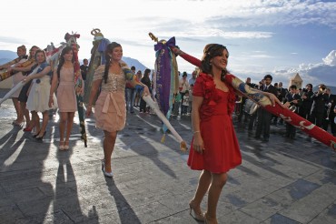 Las abanderadas, tras el pasacalle, entran en la ermirta de San Boinifacio acompañadas de decenas de festeros