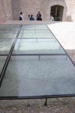Se han istalado placas protectoras transparentes del pavimento original.