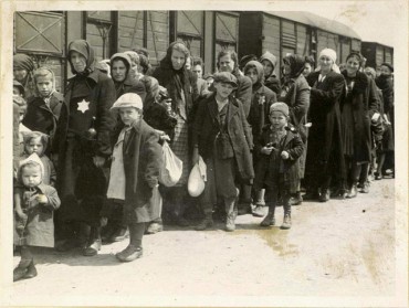 Mujeres y niños en la plataforma de arribo a Birkenau, conocida como la "rampa". Los judíos eran sacados de los trenes de deportación y ubicados en la rampa, donde se enfrentaban a un proceso de selección – algunos eran enviados inmediatamente a su muerte, mientras que otros eran enviados a trabajos forzados.
