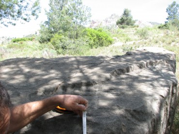 Medimos la piedra y observamos las marcas de cruces de otros deslindes anteriores.
