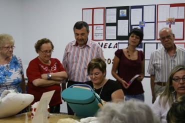 El alcalde se acercó hasta el Centro Municipal de 'Las Cerámicas' y compartió impresiones con los vecinos.