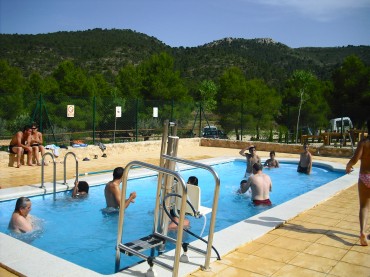 Todo el que quiso se pudo refrescar en la piscina del albergue de L'Avaiol, propiedad de la Diputación de Alicante y completamente adaptado para las personas con problemas de movilidad.