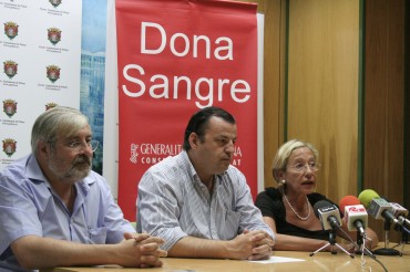 El médico del Centro de Transfusiones de Alicante, Enrique Soriano, el concejal de Cultura, José Miguel Payá y la coordinadora de este tipo de eventos, Concha Guillón.