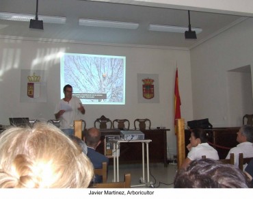 Javier Martínez preparó una exposición práctica en la que se servía de todos sus conocimientos como arboricultor y como especialista en poda de altura.