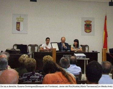 De izquierda a derecha, Susana Domínguez, el alcalde Javier del Río y la concejala de Medio Ambiente María Tierraseca.