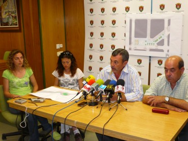 El alcalde de la localidad, Pascual Díaz, el edil de Urbanismo, Enrique Torregrosa, y las dos técnicos de área han comparecido para explicar los proyectos del 'Plan Camps'.