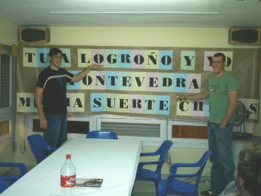 "Tú a Logroño y yo a Pontevedra, mucha suerte chicos", reza el mural.