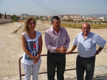 La técnico María José Soler, el alcalde Pascual Díaz y el edil de urbanismo Enrique Torregrosa han visitado las obras.