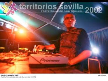 Aquí tenemos una imagen promocional del festival "Territorios Sevilla 2002", en el que actuó como dj, otra de las caras de este polifacético profesional.