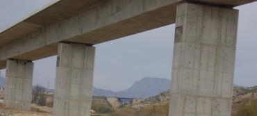 Ferroducte de l'AVE i pont del Zambo al llit del Vinalopó.