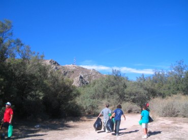 Cada año el día de la montaña limpia reúne a medio centenar de personas comprometidas con el entorno