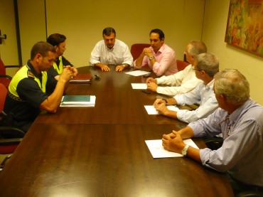 El alcalde de Petrer, Pascual Díaz, ha presidido una reunión con el concejal de Gobernación, Óscar Payá y los responsables de Policía Local, Autonómica y Nacional en el Ayuntamiento