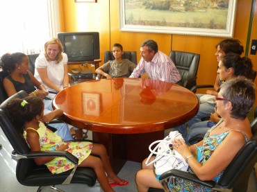 Los niños han contado su experiencia a las autoridades municipales. Los niños han contado su experiencia a las autoridades municipales.