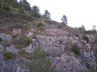 2 Ribazos de piedra seca sobre roca en la Umbría del Xocolate.