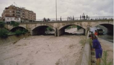 Crecida del río Vinalopó en la parte superior del puente de Monóvar, septiembre de 1987.