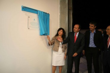 La alcaldesa de Villena y el presidente de la Diputación descubren la placa, inaugurando así las instalaciones.