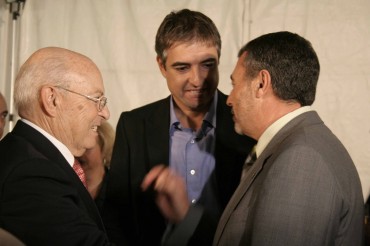 El alcalde comparte impresiones con el director general de Riegosa, Rafael Bernabeu y su padre, el fundador de la empresa.