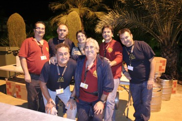 Miembros de la asociación Sense Barreres, encargada de la barra, quienes no pararon de servir bebidas durante toda la noche.