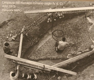 Limpieza del mosaico romano del s.IV a.C. en 1975