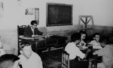 Don Miguel Linzón era un joven maestro que sólo estuvo en el curso 1956/57, pero que dejó honda huella por ganar un concurso radiofónico patrocinado por Gallina Blanca. En la foto, a los niños se les puede ver con los regalos de la marca.