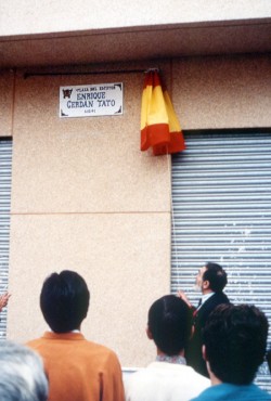 Cerdán Tato ha hecho muchas y variadas cosas por la cultura y la democracia; la calle que a su nombre hay en Alicante le reconoce en su labor de Cronista Oficial de la ciudad.