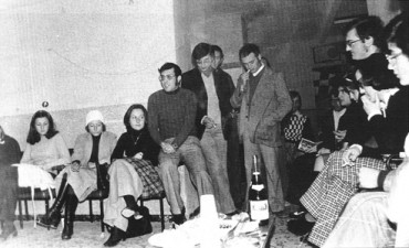 Reunión del Club de la Juventud en la década de los setenta,on Dámaso Navarro en el centro de la imagen
