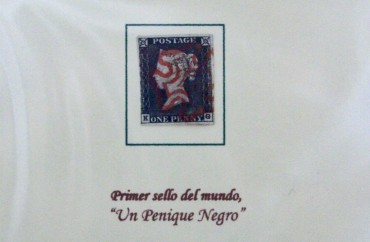 Imagen del primer sello emitido en el mundo, expuesto esta semana en el colegio Nou d´octubre