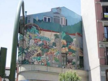 Mural pintado en fachada. Madrid